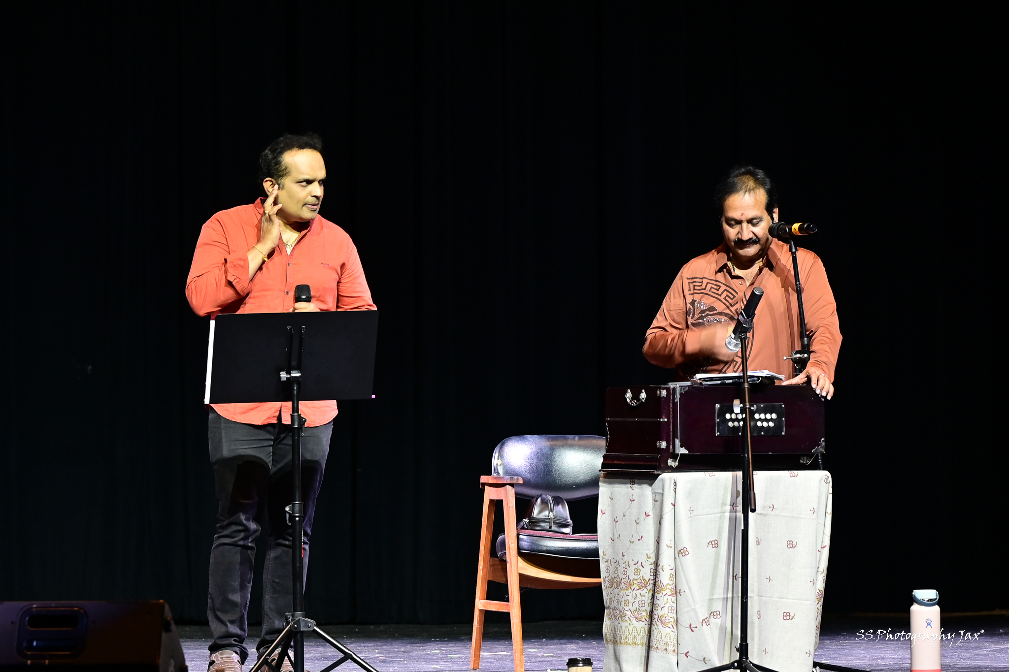 Singing With Mano Live on Stage